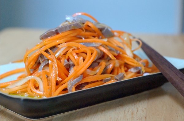 Острый морковный салат с куриными желудками рецепт с фото