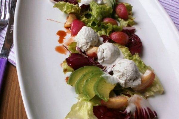 Салат с мороженым, редисом, авокадо и салатом рецепт с фото