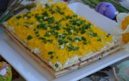 рецепт Необычный салат с крекером, тунцом и сыром