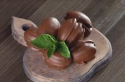 рецепт Шоколадные яйца со сгущенкой