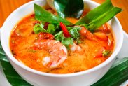 Тайский суп Том Ям курицей и креветками