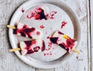 Мороженое Джейми Оливера из йогурта и ягод
