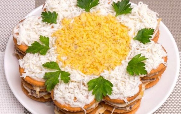 Закусочный торт-салат с крекеров рецепт с фото