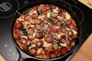 рецепт Пицца на сковороде с моцареллой