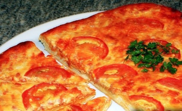 Как приготовить домашнюю пиццу с колбасой и сыром в духовке рецепт с фото