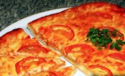 рецепт Как приготовить домашнюю пиццу с колбасой и сыром в духовке