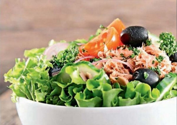 Салат с тунцом и помидорами рецепт с фото