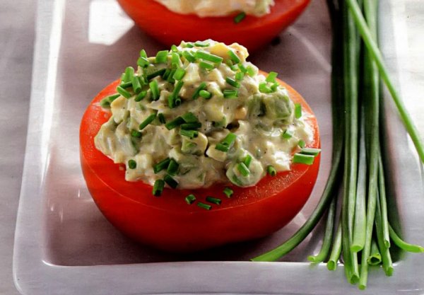Яичный салат с помидорами рецепт с фото