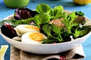 Зеленый салат с сыром и яйцами