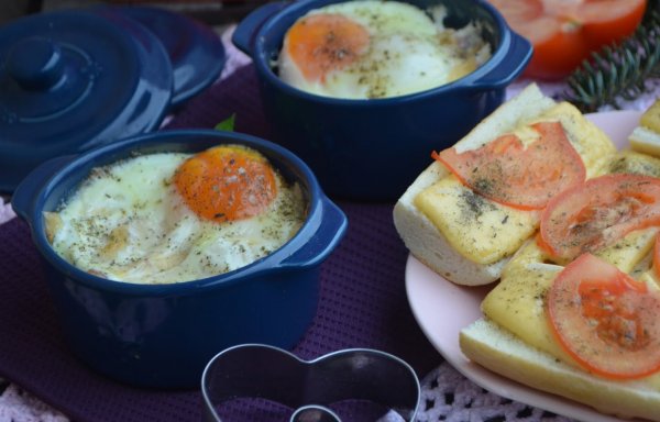 Яйца кокот и гренки с помидорами и сыром рецепт с фото
