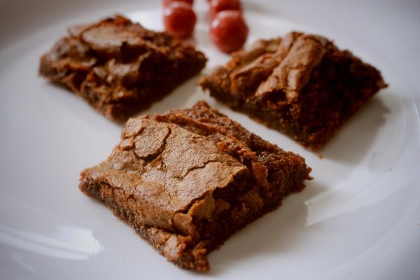 Шоколадный брауни с черносливом рецепт с фото