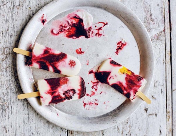 Мороженое Джейми Оливера из йогурта и ягод рецепт с фото
