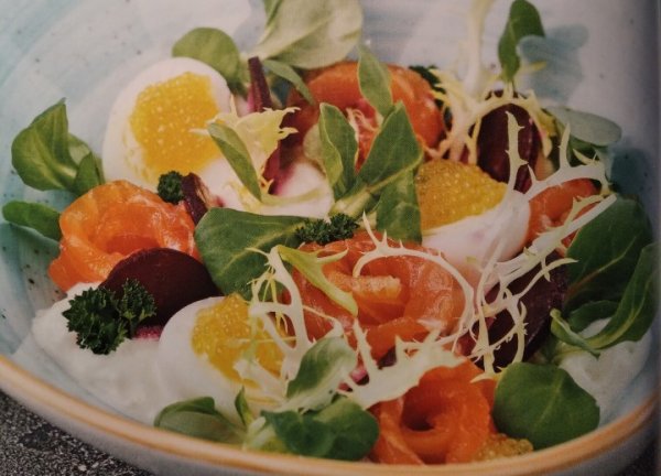 Салат с копченым лососем рецепт с фото